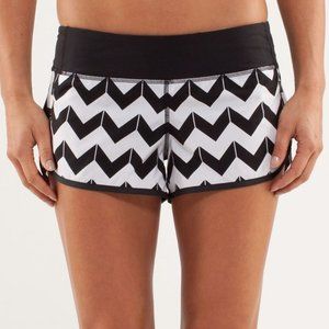 Lululemon Run: Speed  Short *Arrow Chevron White Black* Size 8